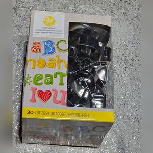 🥳HP🥳Wilton Cookie Cutter Set 30 cutter pieces (NEW)